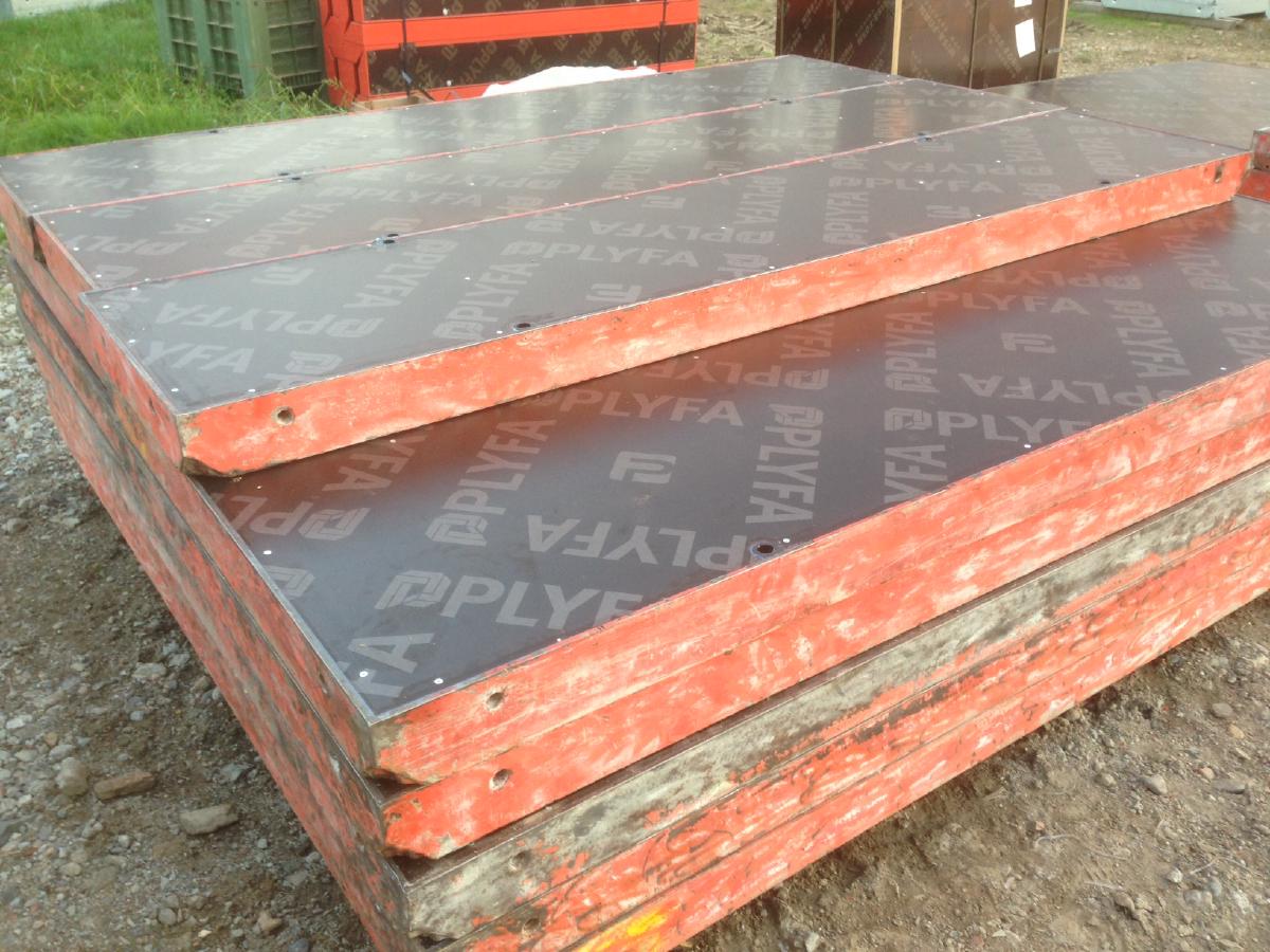 Zur Illustration; ein Stapel Platten mit Plyfa Beschriftung