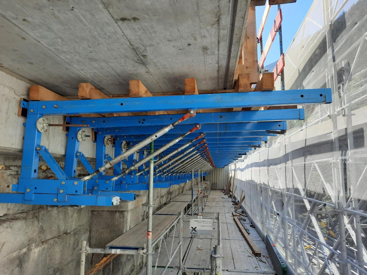 Eine Plyfa-Schalung zum Stützen einer Brücke